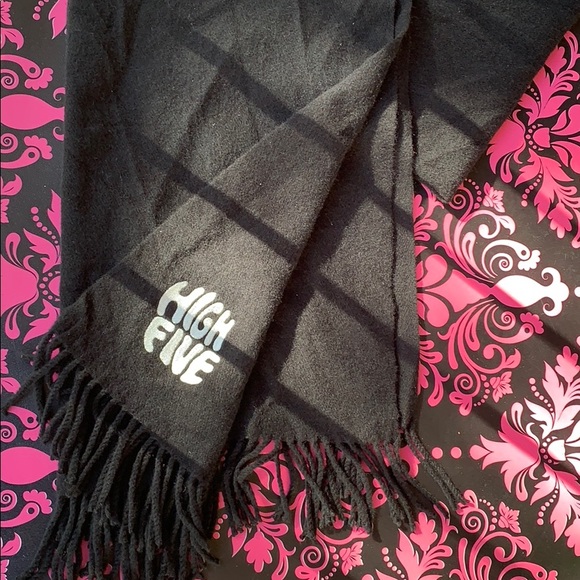 Urban Outfitters scarf - Picture 2 of 7